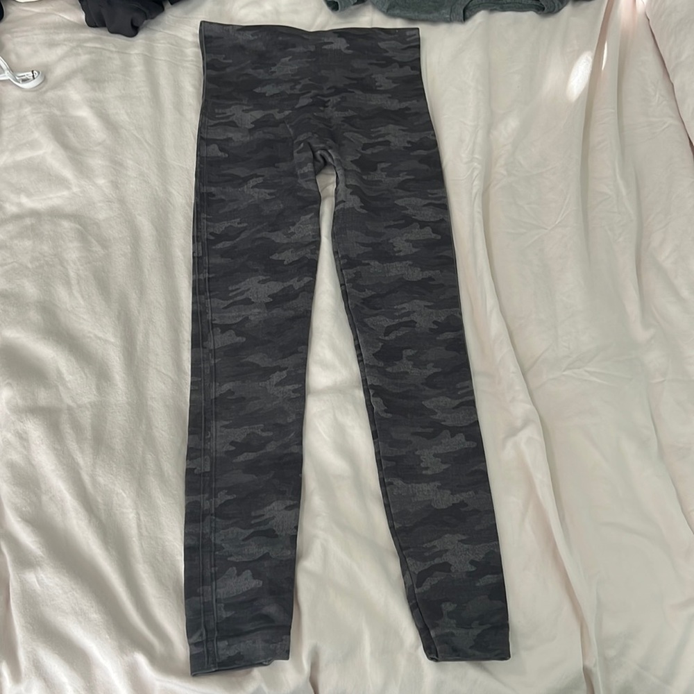 Spanx leggings gray camo. Look at me now seemless leggings